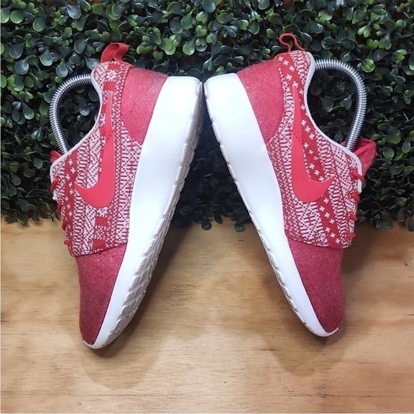 Nike Women's Roshe One Winter Red Sneakers Size 6.5 - Picture 3 of 7